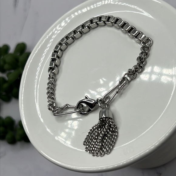 NWT French Connection Silver Tassel Safety Pin Bracelet. - Picture 4 of 6